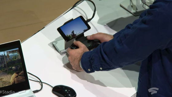 STADIAのコントローラーとスマホ